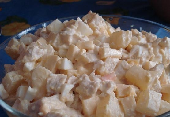 1. Этап. Салат в персиках: 4. Смешиваем все ингредиенты, добавляем майонез и все тщательно перемешиваем.