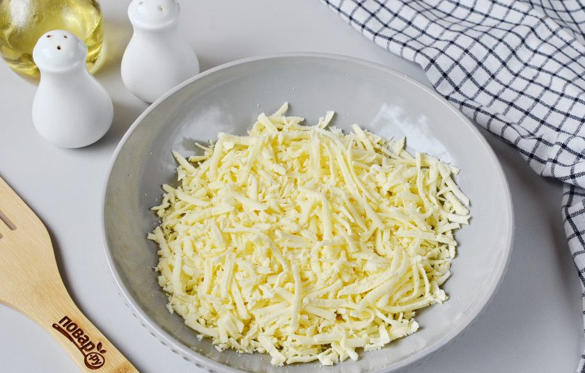 1. Этап. Пирожки в лаваше: Натрите сыр на крупной терке. Выложите в большую и удобную миску.