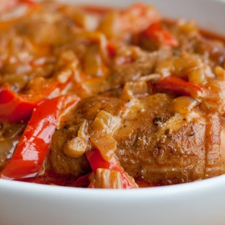 1. Этап. Курица по-венгерски: 7. Через час куриные ножки выберите под фольгу. Добавьте в соус оставшуюся паприку, перемешайте, огонь должен быть очень медленным. А медленный потому, что будем добавлять сметану и она не должна свернуться! Полейте соусом куриные ножки и подавайте! Курица по-венгерски готова! Приятного аппетита!