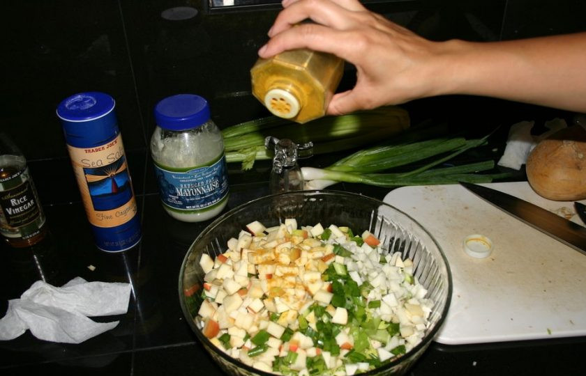 1. Этап. Салат из куриных грудок: 9. По вкусу добавляю карри, черный молотый перец и соль, перемешиваю салат.