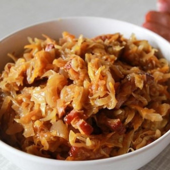 Капуста, тушеная с ребрышками