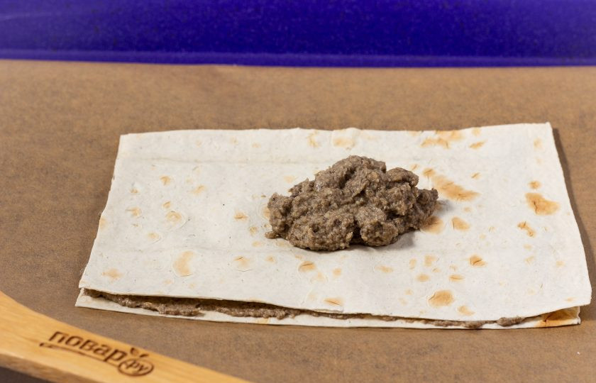 1. Этап. Торт из лаваша с грибами: Сверху положите следующий лист и повторите. И так далее.