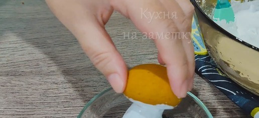 1. Этап. Пряничные медовые грибочки: Затем полностью всю ножку покрыть глазурью (можно с помощью кисточки придать ножке структуру гриба), присыпать маком и подсушить, разложив на пергаментной бумаге.