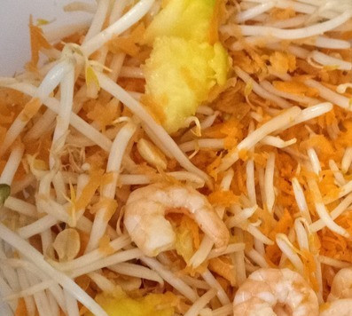 1. Этап. Тайский салат с креветками и манго: Добавьте креветки.