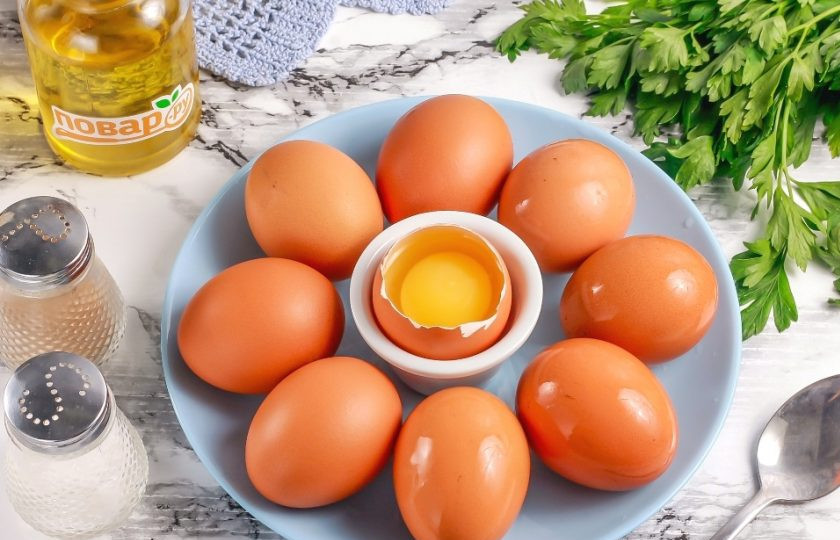 1. Этап. Пастеризованные яйца: После чего сразу же поместите пастеризованные яйца в ледяную воду, чтобы остановить процесс. Выложите их на тарелку и используйте по назначению.