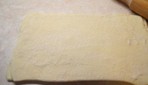 1. Этап. Берлинское печенье: 2. Сверху тесто присыпьте сахаром (при желании по рецепту приготовления берлинского печенья можно добавить немного мака, корицы или ванилина) и накройте вторым пластом теста такого же размера.