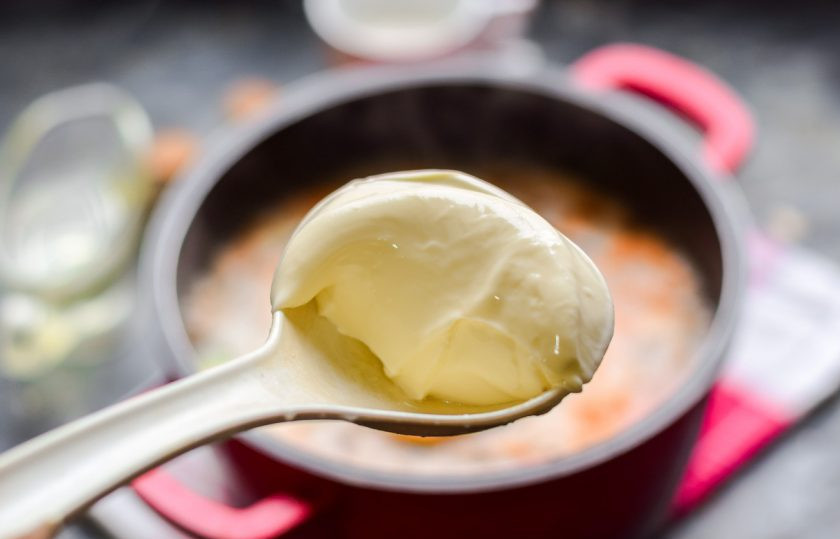 1. Этап. Сырный суп с мидиями: Следом добавьте мягкий сливочный сыр, соль, перец, специи. Варите суп еще 10-12 минут.