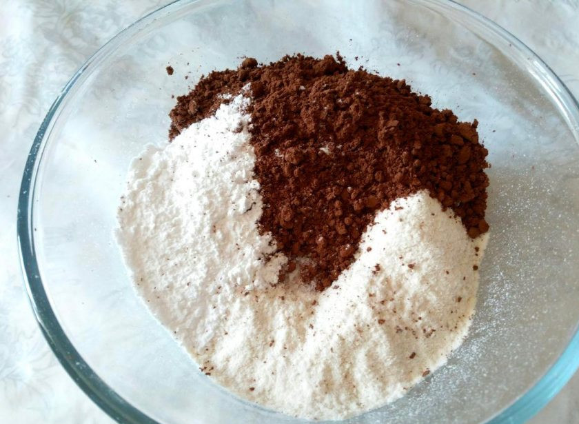 1. Этап. Шоколадно-свекольный пирог: На следующем этапе соедините в глубокой миске все сухие компоненты, кроме сахара. Муку и какао следует предварительно просеять.