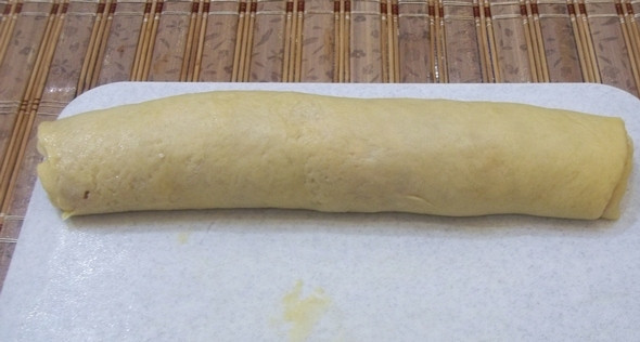 1. Этап. Творожное тесто с фаршем: Сверните аккуратно в рулет.