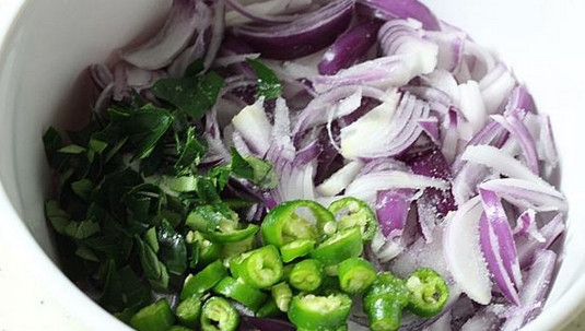 1. Этап. Пакора из лука: 1. Очистите и нарежьте тонкими ломтиками лук, выложите в глубокую мисочку. Если любите остренькое, добавьте чили.