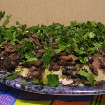 Слоеный салат Лемберг с грибами