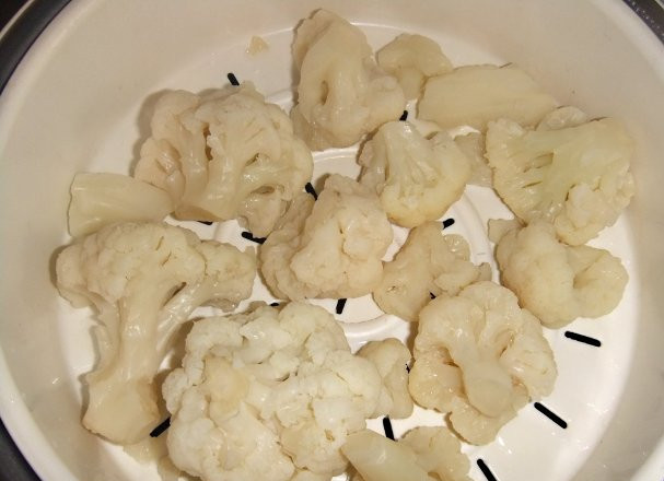 1. Этап. Замороженная цветная капуста в мультиварке: Замороженную капусту выкладываем на решетку для пароварки в мультиварке. Режим 