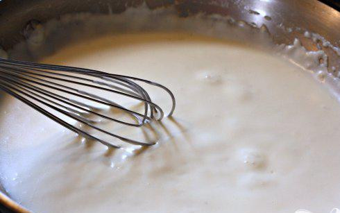 1. Этап. Паста Альфредо с фрикадельками: 4. После того, как соус станет однородным, уменьшить огонь и продолжать варить до готовности макарон. Если соус кажется слишком густым, можно добавить еще молока, пока он не достигнет желаемой консистенции.