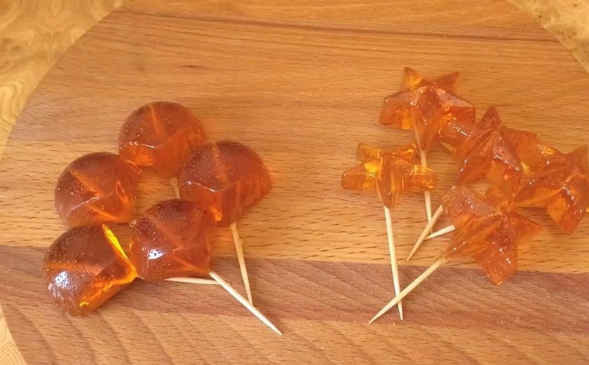 1. Этап. Леденцы на палочке своими руками: 4. Вставьте палочки и поставьте всё в холодильник до полного застывания. Приятного аппетита!