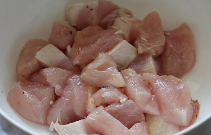 1. Этап. Курица кусочками в мультиварке: Режем филе на кусочки.