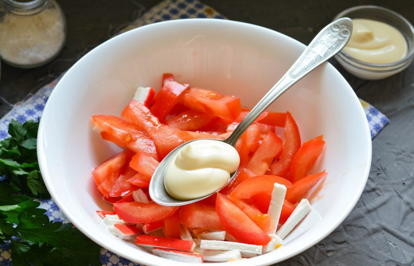 1. Этап. Салат «Дипломат» с крабовыми палочками: Перемешайте салат с майонезом, посолите по вкусу.