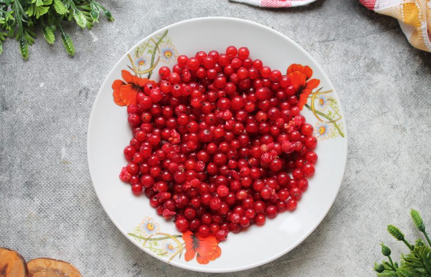 1. Этап. Джем из красной смородины с пектином: Красную смородину сполосните и откиньте на сито, чтобы вода полностью стекла. После этого снимите ягоды с веточек.