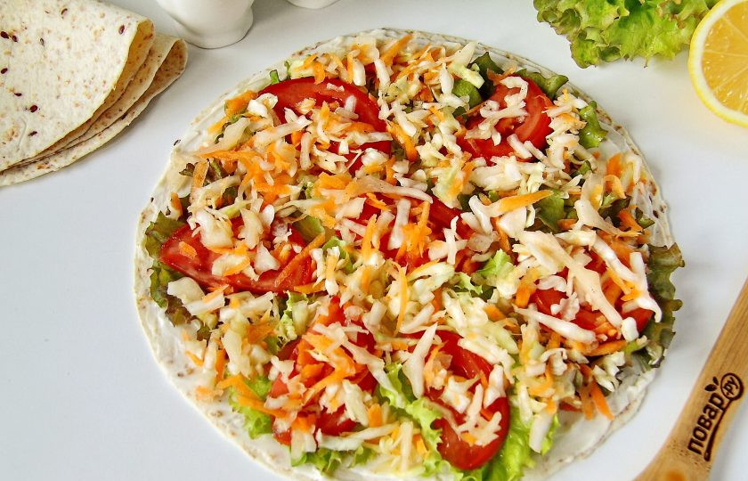 1. Этап. Ролл с сыром и ветчиной: На помидоры положите капустную начинку.