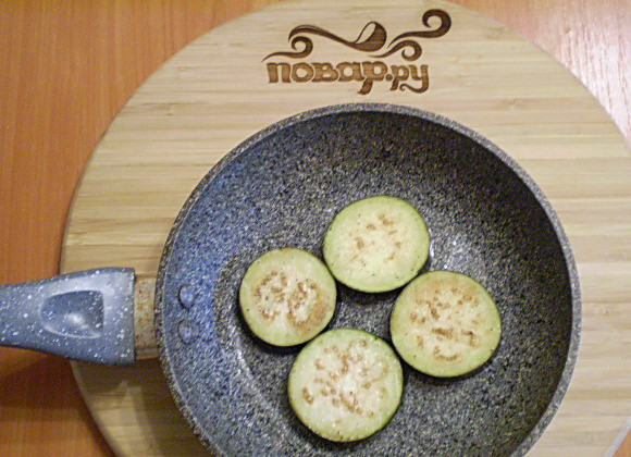 1. Этап. Баклажаны, жаренные кольцами: 4. Жарим в растительном масле до золотистого цвета.