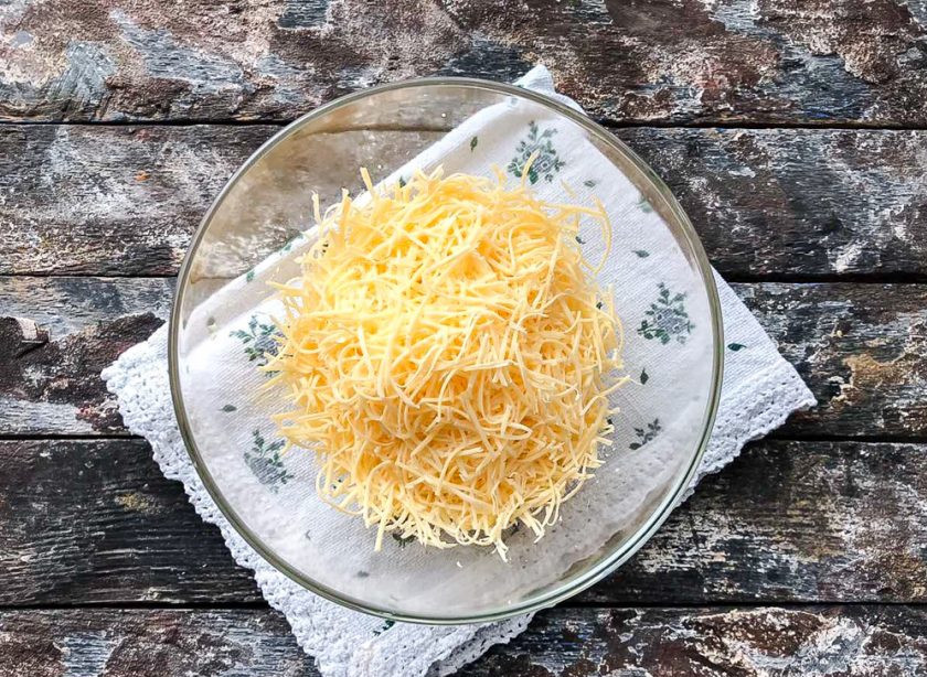 1. Этап. Тарталетки с сыром, ананасом и чесноком: Сыр натрите на мелкой терке.