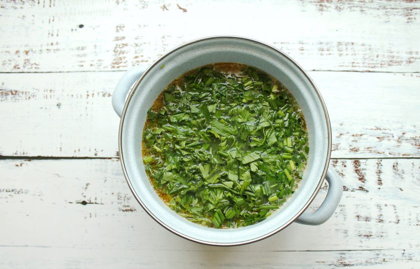 1. Этап. Суп из сныти: Добавьте порезанную зелень и сныть в кастрюлю, доведите до кипения и варите 3 минуты, при необходимости посолите суп, поперчите. Разлейте готовый суп из сныти по тарелкам, добавьте по половинке отварного яйца, сметану и подавайте к столу.