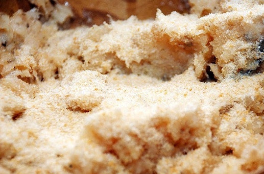 1. Этап. Классический рецепт рыбных котлет: 3. Все тщательно перемешайте до однородности. Добавьте 2-3 ложки сухарей.