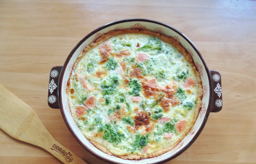 1. Этап. Киш с брокколи и шпинатом: Выпекайте киш в духовке, разогретой до 175-180 градусов в течение 30-35 минут.