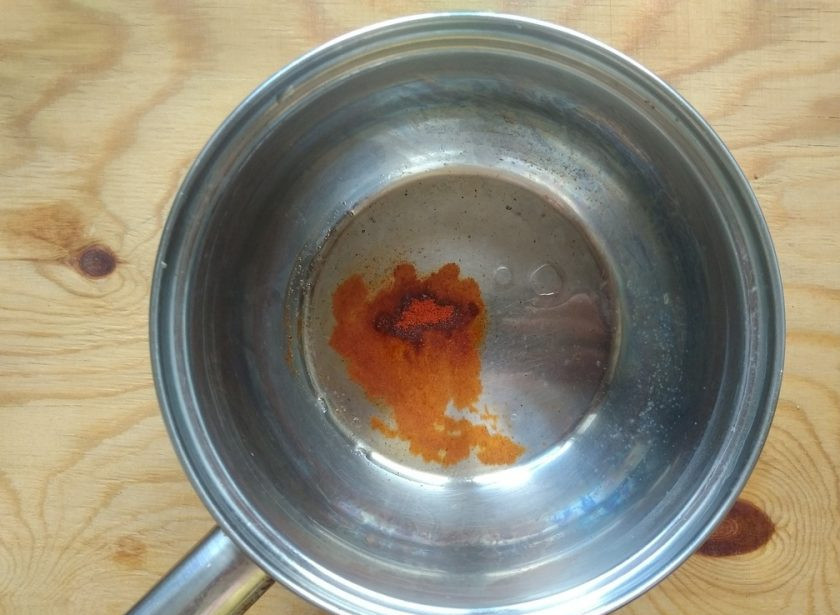 1. Этап. Сосиски под соусом с макаронами: 4. Теперь займитесь соусом. В сотейнике разогрейте растительное масло с красным перцем.