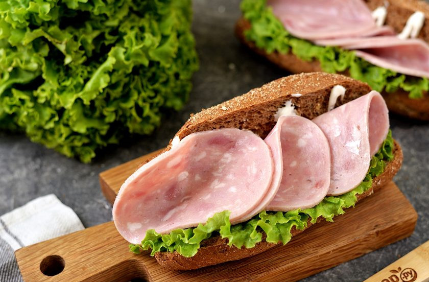 1. Этап. Бутерброд с солеными огурцами: Сложите каждый ломтик ветчины пополам, выложите на булочку.