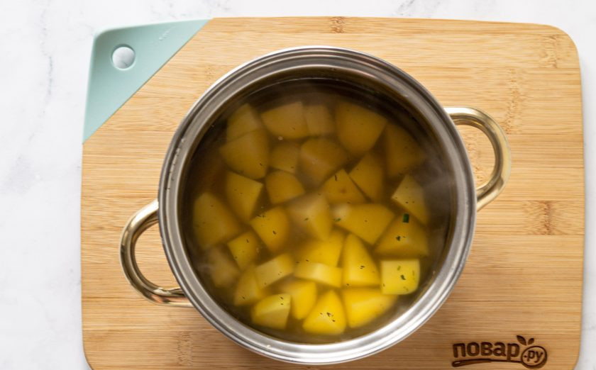 1. Этап. Суп со шпинатом и зеленым горошком: Картофель помойте, очистите, нарежьте кубиками. Переложите в кастрюлю с бульоном, поставьте вариться на средний огонь. Когда вода закипит, добавьте в кастрюлю промытый рис.
