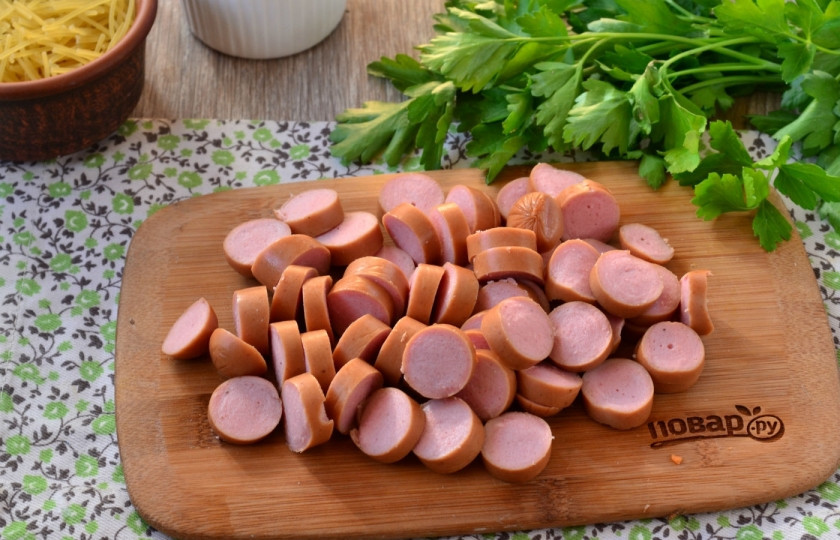 1. Этап. Быстрый суп с сосисками: Сосиски порежьте кружочками и обжарьте вместе с луком и морковью всего пару минут.