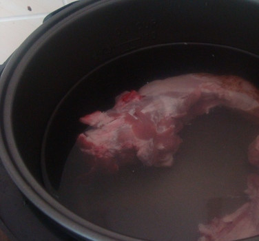 1. Этап. Телячий язык в мультиварке: 1. Языки моем в проточной воде, складываем в мультиварку и заливаем водой доверху.