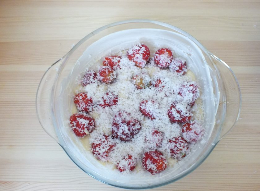 1. Этап. Заливной пирог с клубникой: Сверху залейте 1/2 частью теста, выложите опять клубнику, присыпьте кокосовой стружкой.