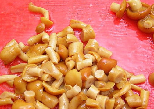 1. Этап. Салат с опятами: И грибами. Если опята крупные, их можно порезать, но именно в целых грибочках - самый смак этого салата:)!..