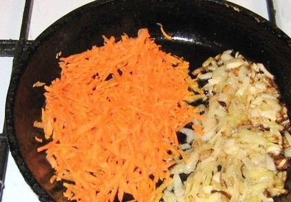 1. Этап. Ежики из говядины: Мелко рубим лук и обжариваем его на сковородке в растительном масле. Затем отодвигаем лук и выкладываем натертую на крупной терке морковь.