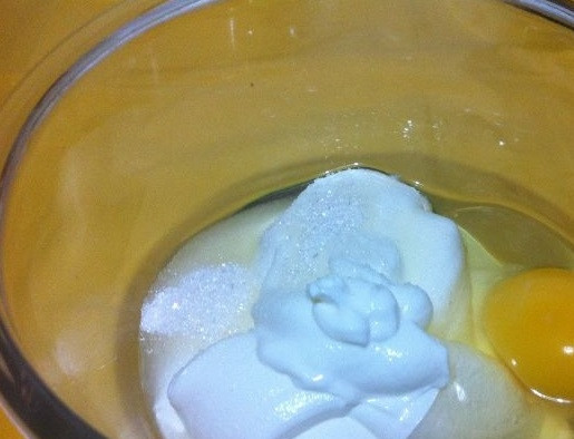 1. Этап. Творожник классический: 4. В отдельной посуде перемешайте яйцо, 1 ст. ложку сахара и сметану.