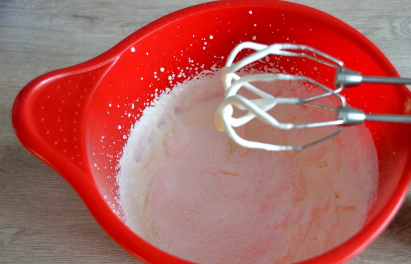 1. Этап. Пирожное Красное и белое: Всыпьте сахарную пудру, взбейте снова.