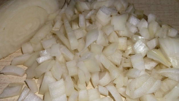 1. Этап. Мясо, тушенное с грибами в сметане: Лук очищаем и нарезаем полукольцами или еще мельче.