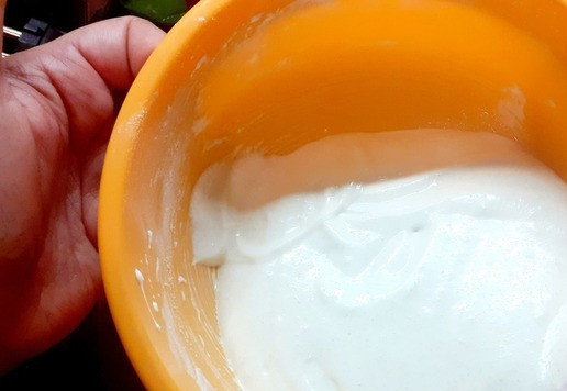 1. Этап. Бисквитный пирог с полентой: Добавить желтки и муку. Тщательно перемешать лопаткой