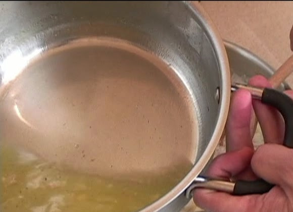 1. Этап. Спагетти с лососем в сливочном соусе: Бульон, в котором варилась рыба, процедите.