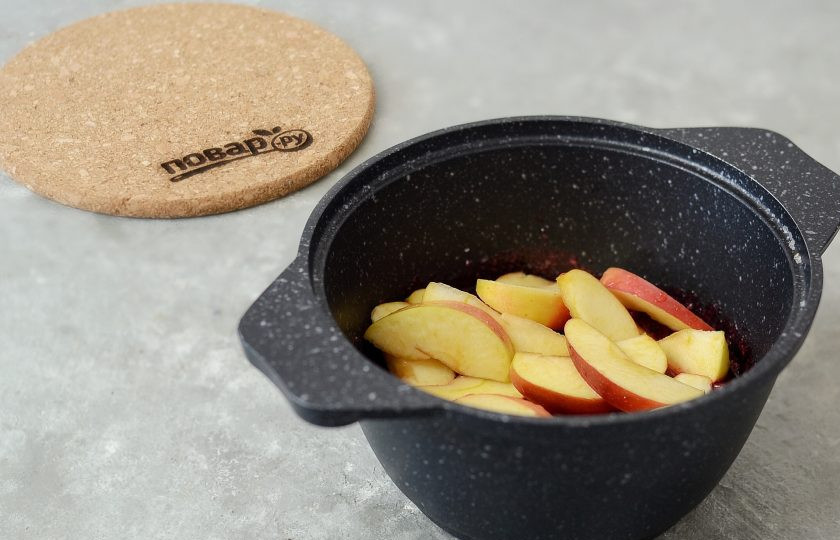 1. Этап. Варенье из красной смородины с яблоками: Добавьте в кипящей сироп яблоки, проварите 10 минут и оставьте до полного остывания.