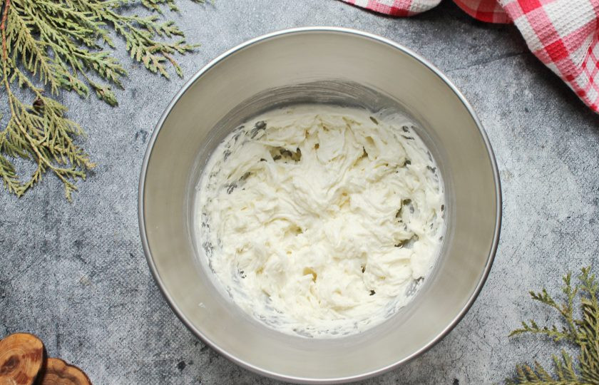 1. Этап. Пирожное Эскимо: Мягкое сливочное масло соедините с сахарной пудрой и взбейте до пышного состояния. Добавьте творожный сыр и взбейте в гладкий, воздушный крем.