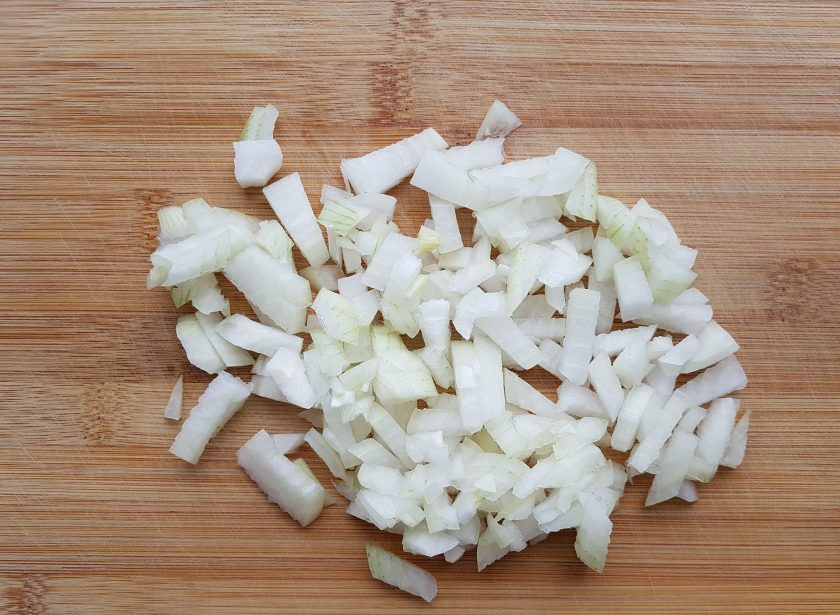 1. Этап. Запеканка по-неаполитански: Очистите и нарежьте репчатый лук.