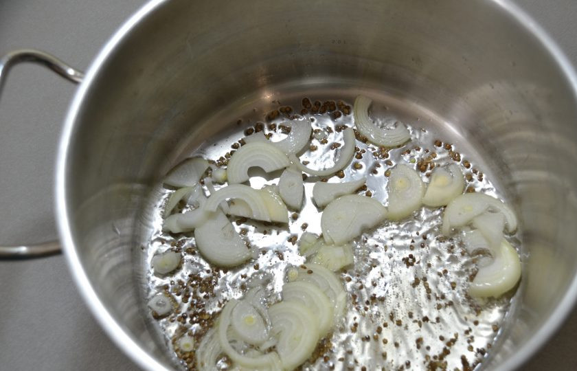 1. Этап. Думляма: Добавьте лук и обжаривайте до прозрачности.