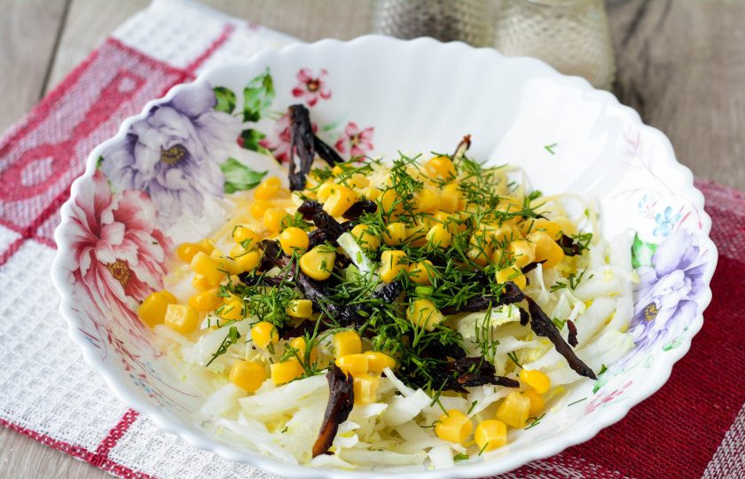 1. Этап. Салат с кукурузой и черносливом: Мелко нарежьте укроп и добавьте в салат. Также посолите и поперчите по вкусу.