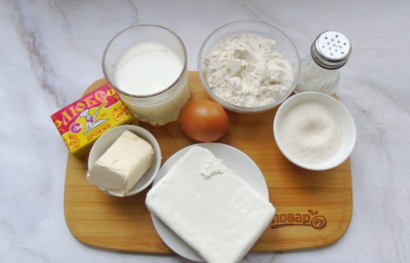 1. Этап. Отрывной пирог из дрожжевого теста с творожной начинкой: Подготовьте ингредиенты для приготовления отрывного дрожжевого пирога с творожной начинкой.