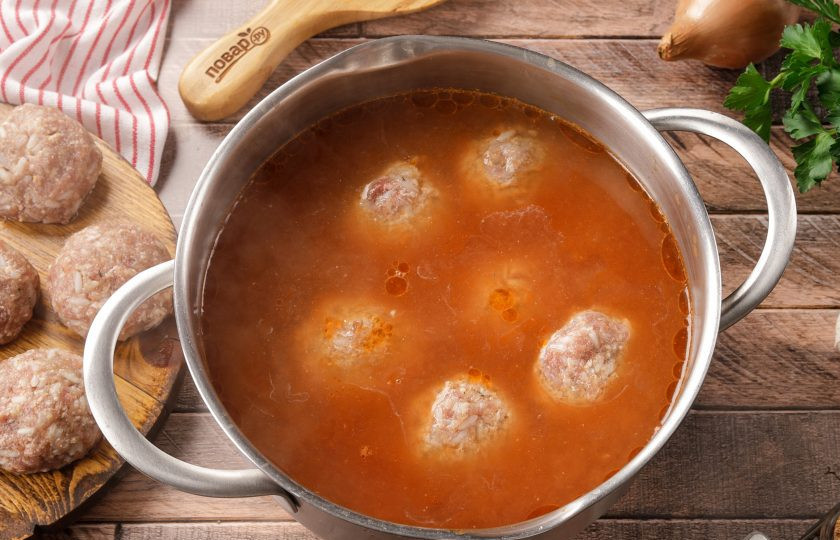 1. Этап. Кололик: После закипания бульона погрузите в него подготовленные мясные шарики.