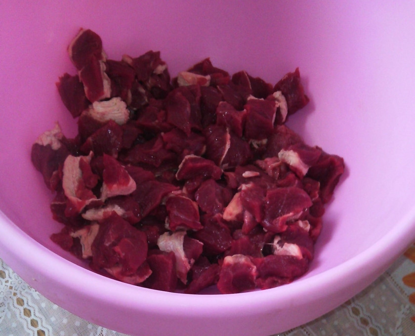 1. Этап. Самса с мясом и картошкой: Промоем мясо, нарежем его кубиками.