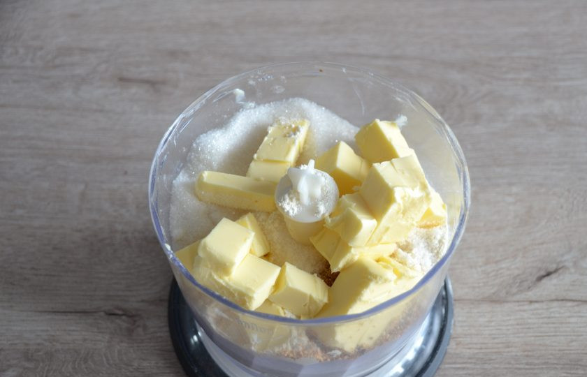 1. Этап. Саксонское печенье: Добавьте порезанное кубиком охлажденное сливочное масло, пробейте в крошку.