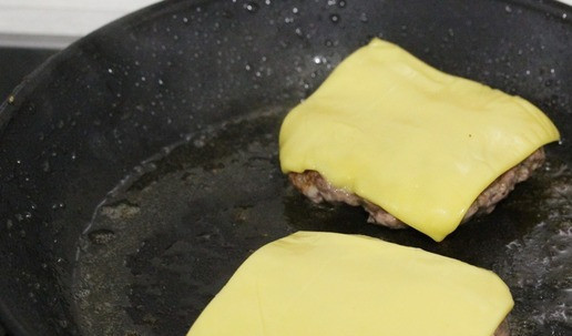 1. Этап. Бургер «Текс–мекс»: Выложить его на горячие котлеты.